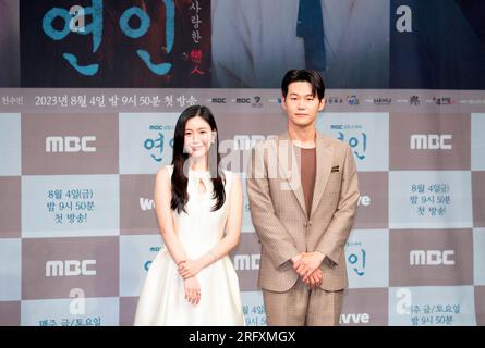 Lee Da-in et Lee Hak-Joo, 4 août 2023 : les acteurs Lee Da-in (L) et Lee Hak-Joo assistent à une conférence de presse pour la série télévisée MBC 'My Dearests' au MBC à Séoul, en Corée du Sud. Le nouveau drame tourne autour de deux amants lors de l'invasion Qing de Joseon au 17e siècle. Crédit : Lee Jae-won/AFLO/Alamy Live News Banque D'Images