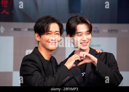 Namkoong min et Kim Yun-Woo, le 4 août 2023 : les acteurs Namkoong min (L) et Kim Yun-Woo assistent à une conférence de presse pour la série télévisée MBC 'My Dearests' au MBC à Séoul, en Corée du Sud. Le nouveau drame tourne autour de deux amants lors de l'invasion Qing de Joseon au 17e siècle. Crédit : Lee Jae-won/AFLO/Alamy Live News Banque D'Images