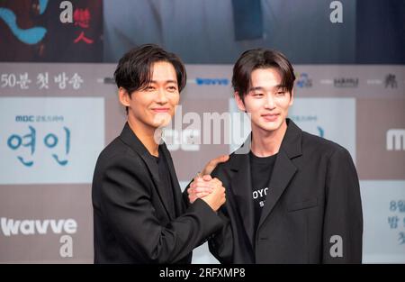 Namkoong min et Kim Yun-Woo, le 4 août 2023 : les acteurs Namkoong min (L) et Kim Yun-Woo assistent à une conférence de presse pour la série télévisée MBC 'My Dearests' au MBC à Séoul, en Corée du Sud. Le nouveau drame tourne autour de deux amants lors de l'invasion Qing de Joseon au 17e siècle. Crédit : Lee Jae-won/AFLO/Alamy Live News Banque D'Images
