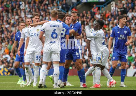 Les tempéraments commencent à déborder pendant le match du championnat Sky Bet Leeds United vs Cardiff City à Elland Road, Leeds, Royaume-Uni, le 6 août 2023 (photo de James Heaton/News Images) Banque D'Images