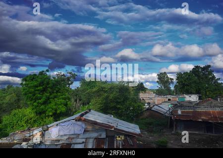 Belle vue sur le village indien en saison des pluies, ciel nuageux et verdure Banque D'Images