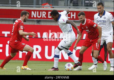 Heidenheim, Allemagne. 05 août 2023. Jayden Braaf du Hellas Verona FC concourt pour le ballon avec Denis Thomalla du FC Heidenheim et Benedikt Gimber du FC Heidenheim lors du FC Heidenheim vs Hellas Verona FC, 11Â° Max Lieber Cup, au Voith-Arena de Heidenheim, Allemagne, le 05 août 2023. Crédit : Agence photo indépendante/Alamy Live News Banque D'Images