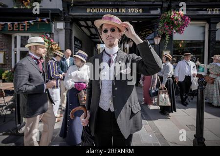 Cambridge, Royaume-Uni. 6 août 2023. Sur la photo - Johnny Hart. Tour du siècle Cambridge Punt par la Société de Salomé. Impeccablement habillés dans des vêtements d'été des années 1890-1910, les passionnés de mode et de culture d'époque de la Société adoptent la robe de l'époque victorienne tout en explorant Cambridge historique. Crédit : Guy Corbishley/Alamy Live News Banque D'Images