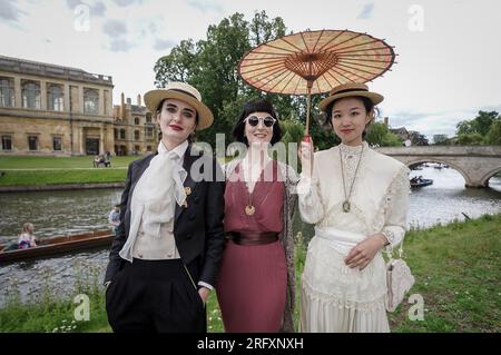 Cambridge, Royaume-Uni. 6 août 2023. Tour du siècle Cambridge Punt par la Société de Salomé. Impeccablement habillés dans des vêtements d'été des années 1890-1910, les passionnés de mode et de culture d'époque de la Société adoptent la robe de l'époque victorienne tout en explorant Cambridge historique. Crédit : Guy Corbishley/Alamy Live News Banque D'Images