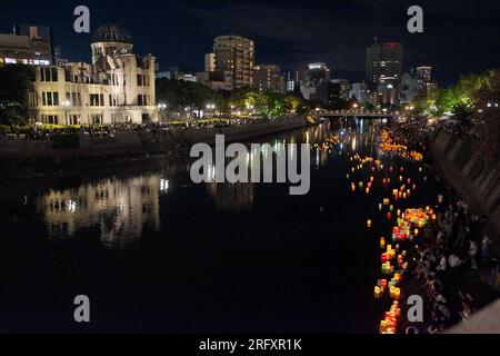 Hiroshima, Japon. 06 août 2023. Les gens font flotter des lanternes en papier colorées dans la rivière Motoyasu devant le dôme de la bombe atomique marquant le 78e anniversaire du bombardement atomique à Hiroshima, au Japon, le dimanche 6 août 2023. Photo de Keizo Mori/UPI crédit : UPI/Alamy Live News Banque D'Images