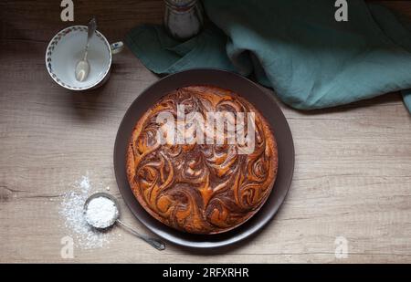 Gâteau au chocolat maison fraîchement cuit - brownie dans une forme ronde. vue de dessus. Banque D'Images