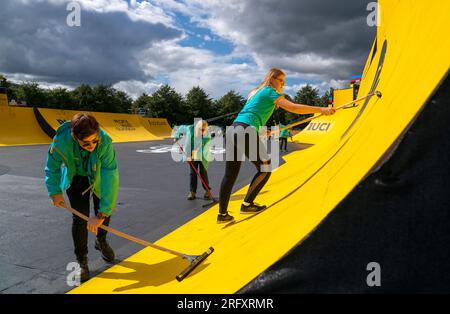 La compétition est suspendue dans la session de qualification élite masculine alors que les volontaires sèchent la piste après une averse de pluie au BMX Freestyle pendant la quatrième journée des Championnats du monde de cyclisme UCI 2023 à Glasgow Green, Glasgow. Date de la photo : dimanche 6 août 2023. Banque D'Images