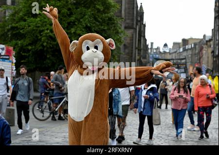 Édimbourg, Écosse, Royaume-Uni. 6 août 2023. Edinburgh Fringe : Royal Mile est occupé par des artistes faisant la promotion de leurs spectacles. La comédie musicale Improv. Crédit : Craig Brown/Alamy Live News Banque D'Images