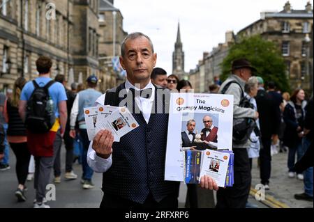 Édimbourg, Écosse, Royaume-Uni. 6 août 2023. Edinburgh Fringe : Royal Mile est occupé par des artistes faisant la promotion de leurs spectacles. Les magiciens grincheux. Crédit : Craig Brown/Alamy Live News Banque D'Images