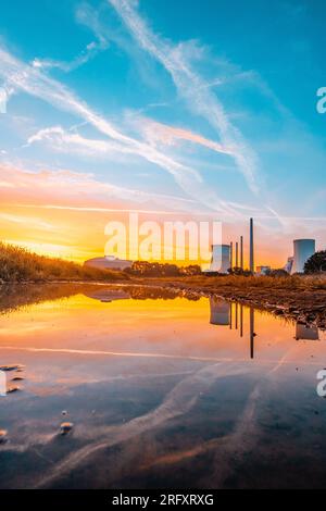 Great Puddles Mirroring, une centrale électrique au charbon en Allemagne. au milieu d'un chemin de champ, la centrale se reflète dans une flaque d'eau. avec photos Banque D'Images