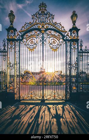 Le château Philippsruhe à Hanau en Allemagne, un beau château sur la rivière principale, de grands nuages et des arbres à la perfection au coucher du soleil ou au lever du soleil Banque D'Images