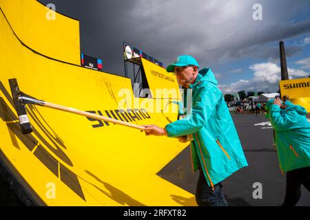 La compétition est suspendue dans la session de qualification élite masculine alors que les volontaires sèchent la piste après une averse de pluie au BMX Freestyle pendant la quatrième journée des Championnats du monde de cyclisme UCI 2023 à Glasgow Green, Glasgow. Date de la photo : dimanche 6 août 2023. Banque D'Images