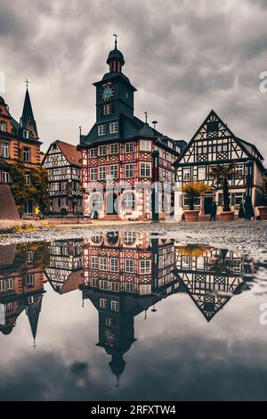 Maisons à colombages en Allemagne Heppenheim. Centre-ville historique, marché sans personnes. Timonerie, prise le jour avec des nuages de pluie Banque D'Images