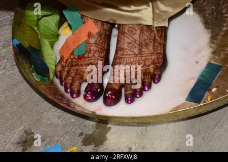 Image d'une mariée hindoue lavant les pieds pendant la cérémonie de mariage traditionnelle Banque D'Images