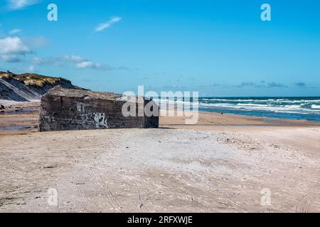 Vieux bunker en béton sur la plage près de la Skaw, Danemark Banque D'Images