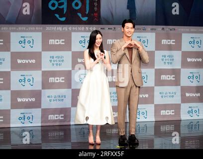 Lee Da-in et Lee Hak-Joo, 4 août 2023 : les acteurs Lee Da-in (L) et Lee Hak-Joo assistent à une conférence de presse pour la série télévisée MBC 'My Dearests' au MBC à Séoul, en Corée du Sud. Le nouveau drame tourne autour de deux amants lors de l'invasion Qing de Joseon au 17e siècle. Crédit : Lee Jae-won/AFLO/Alamy Live News Banque D'Images