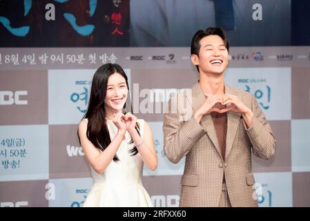 Lee Da-in et Lee Hak-Joo, 4 août 2023 : les acteurs Lee Da-in (L) et Lee Hak-Joo assistent à une conférence de presse pour la série télévisée MBC 'My Dearests' au MBC à Séoul, en Corée du Sud. Le nouveau drame tourne autour de deux amants lors de l'invasion Qing de Joseon au 17e siècle. Crédit : Lee Jae-won/AFLO/Alamy Live News Banque D'Images
