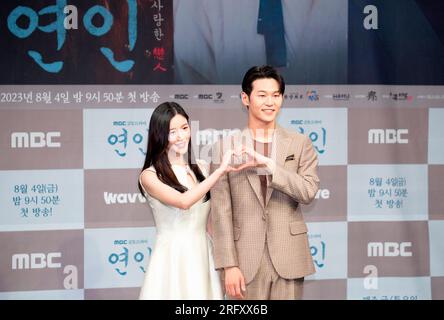 Lee Da-in et Lee Hak-Joo, 4 août 2023 : les acteurs Lee Da-in (L) et Lee Hak-Joo assistent à une conférence de presse pour la série télévisée MBC 'My Dearests' au MBC à Séoul, en Corée du Sud. Le nouveau drame tourne autour de deux amants lors de l'invasion Qing de Joseon au 17e siècle. Crédit : Lee Jae-won/AFLO/Alamy Live News Banque D'Images