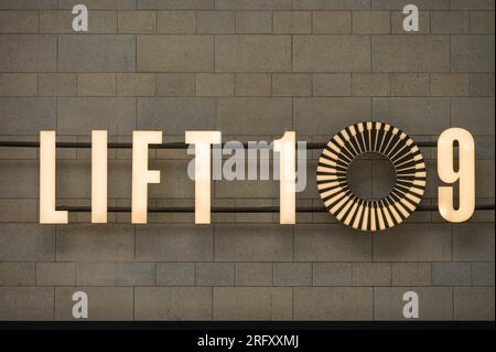 Le panneau Lift 109 s'est allumé sur l'un des murs intérieurs de la centrale électrique de Battersea, à Londres, au Royaume-Uni Banque D'Images