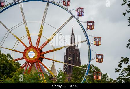 06 août 2023, Hesse, Francfort-sur-le-main : les gondoles à roues peu occupées se dressent devant la cathédrale. Le Mainfest (04.08.-07.08.23) est l'un des plus anciens festivals publics de Francfort et a lieu chaque année le premier week-end d'août. L'origine du Mainfest est considérée comme la consécration du Dreikönigskirche le 23 juillet 1340. Photo : Andreas Arnold/dpa crédit : dpa Picture alliance/Alamy Live News Banque D'Images