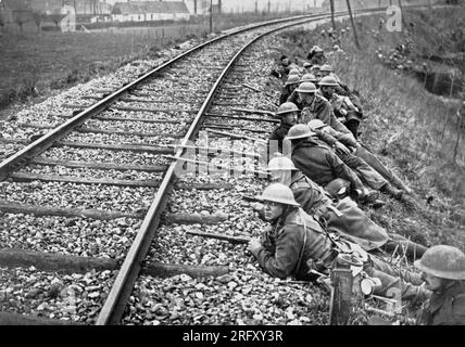 MERVILLE, FRANCE - 11 avril 1918 -- les troupes de l'armée américaine sont prêtes à tenir la ligne de chemin de fer ner Merville, France dans le saillant et la région d'Ypres. Les soldats STA Banque D'Images