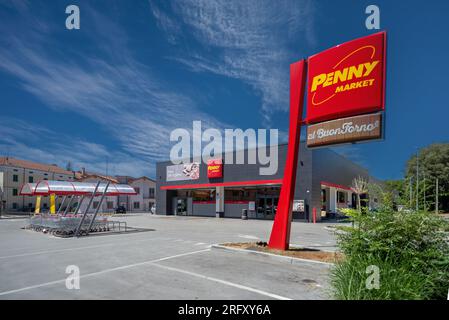 Fossano, Italie - 05 août 2023 : supermarché discount Penny Market d'origine allemande appartenant au groupe Rewe. Vue extérieure du bâtiment avec panneau Banque D'Images