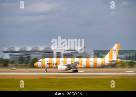 Munich, Allemagne - juillet 03. 2023 : l'Airbus A320-214 du Condor immatriculé D-AICU part sur la piste sud 26L de Munich ai Banque D'Images