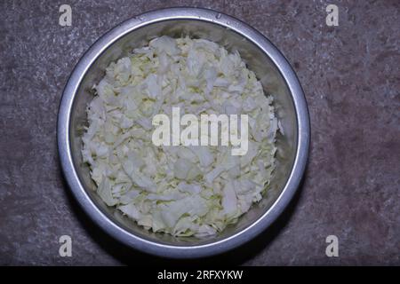 Chou râpé dans un bol sur le fond du sol. Légumes, ingrédients et aliments de base. repas sain Banque D'Images