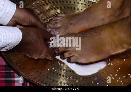 Photographie d'un marié hindou lavant les pieds lors d'une cérémonie de mariage traditionnelle Banque D'Images