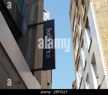 LONDRES, Royaume-Uni - 07 JUIN 2023 : enseigne de maison de vente aux enchères Sotheby's Banque D'Images