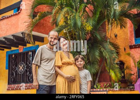 Un couple affectueux dans leurs années 40 et leur fils adolescent chérissant le miracle de l'accouchement au Mexique, embrassant le voyage de la parentalité avec joie et Banque D'Images