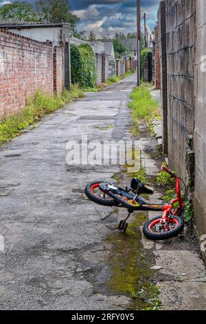 Vélo d'enfant, vélo d'enfant abandonné dans une ruelle Banque D'Images