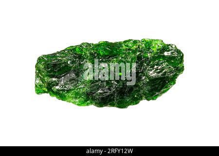 Gros plan naturel brut vert diopside de chrome (émeraude sibérienne) cristal sur fond blanc Banque D'Images