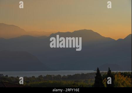 Un paysage de la campagne près du lac d'Iseo au lever du soleil près des villes de Brescia. Le lac d'Iseo, également connu sous le nom de Sebino, est le quatrième plus grand lac de LOM Banque D'Images