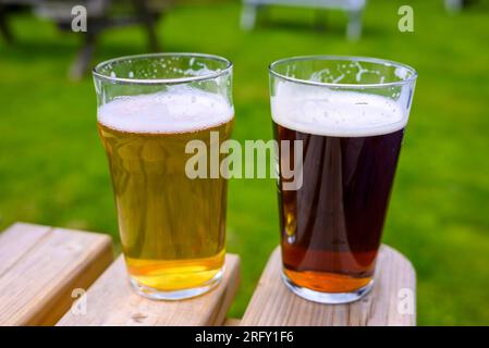 Deux pintes de bière sur une table dans un jardin de pub Banque D'Images