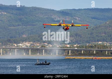 Viana do Castelo, Portugal - 21 août 2015 : avion Canadair décollant après remplissage d'eau sur la rivière Lima à Viana do Castelo, Portugal, alors que f Banque D'Images