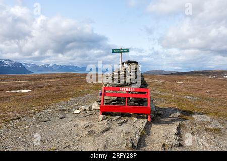 Sommet de Barheia avec un banc rouge et un cairn. Vue panoramique sur les montagnes environnantes et le fjord. Svensby, Lyngen Alps, Lyngen, Norvège du Nord Banque D'Images