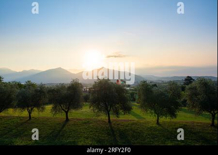 Un paysage de la campagne près du lac d'Iseo au lever du soleil près des villes de Brescia. Le lac d'Iseo, également connu sous le nom de Sebino, est le quatrième plus grand lac de LOM Banque D'Images