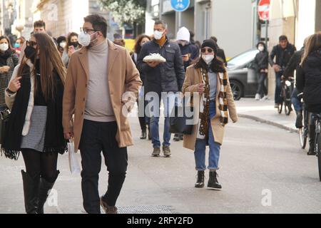 Lecce, Italie. Les gens marchant dans le centre historique portant des masques pendant la pandémie de Covid-19. Banque D'Images