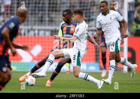 Moenchengladbach, Allemagne Testspiel International und 1.Bundesliga, Borussia Moenchengladbach : HSC Montpellier 2-2 05. 08. 2023 im Borussia Park in Moenchengladbach Kiki KOUYATE (HSCM) li.- und Julian WEIGL (MG) re.- photo : Norbert Schmidt, Duesseldorf Banque D'Images