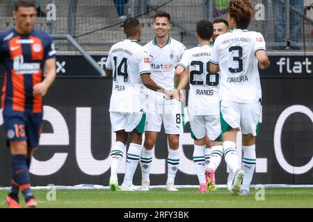 Moenchengladbach, Allemagne Testspiel International und 1.Bundesliga, Borussia Moenchengladbach : HSC Montpellier 2-2 05. 08. 2023 im Borussia Park in Moenchengladbach Julian WEIGL (MG) 2.v.li.- Hat das 2-0 erzielt und freut sich mit Alassane PLEA (MG) li.- photo : Norbert Schmidt, Duesseldorf Banque D'Images