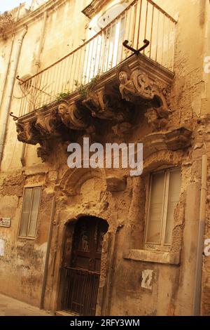 Ancien bâtiment avec des corbeaux magnifiquement sculptés dans le centre historique de Lecce, en Italie Banque D'Images