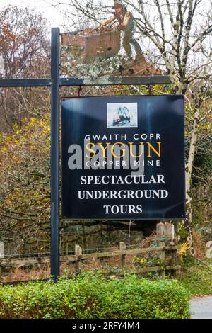 BEDDGELERT, PAYS DE GALLES – NOVEMBRE 18 2021 : panneaux pour Sygun Copper Mine, une attraction touristique dans Eryri ou Snowdonia National Park, portrait. Beddgelert, pays de Galles. Banque D'Images