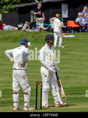 East Dean et Friston Cricket club, East Sussex, Royaume-Uni. 6 août 2023. Famille, amis et joueurs passés et présents se sont réunis pour prendre part à un match commémoratif en souvenir de leur défunt capitaine de club et homme d'affaires local Neil Gamble, décédé subitement en février à l'âge de 46 ans. Un ancien joueur a décrit Neil comme un homme pour qui le bien-être et le soutien des membres du club étaient aussi importants et indissociables de l'éthique du club que le sport lui-même. Neil au-delà d'être un membre respecté de la communauté de cricket croyait en donner aux jeunes la possibilité dans leur vie de trouver direction et fr Banque D'Images