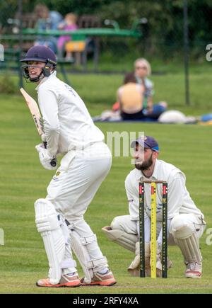 East Dean et Friston Cricket club, East Sussex, Royaume-Uni. 6 août 2023. Famille, amis et joueurs passés et présents se sont réunis pour prendre part à un match commémoratif en souvenir de leur défunt capitaine de club et homme d'affaires local Neil Gamble, décédé subitement en février à l'âge de 46 ans. Un ancien joueur a décrit Neil comme un homme pour qui le bien-être et le soutien des membres du club étaient aussi importants et indissociables de l'éthique du club que le sport lui-même. Neil au-delà d'être un membre respecté de la communauté de cricket croyait en donner aux jeunes la possibilité dans leur vie de trouver direction et fr Banque D'Images