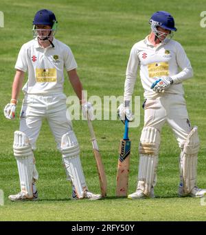 East Dean et Friston Cricket club, East Sussex, Royaume-Uni. 6 août 2023. Famille, amis et joueurs passés et présents se sont réunis pour prendre part à un match commémoratif en souvenir de leur défunt capitaine de club et homme d'affaires local Neil Gamble, décédé subitement en février à l'âge de 46 ans. Un ancien joueur a décrit Neil comme un homme pour qui le bien-être et le soutien des membres du club étaient aussi importants et indissociables de l'éthique du club que le sport lui-même. Neil au-delà d'être un membre respecté de la communauté de cricket croyait en donner aux jeunes la possibilité dans leur vie de trouver direction et fr Banque D'Images