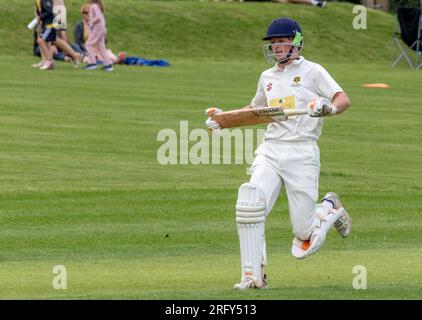 East Dean et Friston Cricket club, East Sussex, Royaume-Uni. 6 août 2023. Famille, amis et joueurs passés et présents se sont réunis pour prendre part à un match commémoratif en souvenir de leur défunt capitaine de club et homme d'affaires local Neil Gamble, décédé subitement en février à l'âge de 46 ans. Un ancien joueur a décrit Neil comme un homme pour qui le bien-être et le soutien des membres du club étaient aussi importants et indissociables de l'éthique du club que le sport lui-même. Neil au-delà d'être un membre respecté de la communauté de cricket croyait en donner aux jeunes la possibilité dans leur vie de trouver direction et fr Banque D'Images