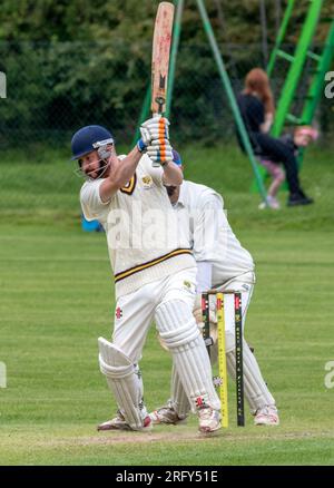 East Dean et Friston Cricket club, East Sussex, Royaume-Uni. 6 août 2023. Famille, amis et joueurs passés et présents se sont réunis pour prendre part à un match commémoratif en souvenir de leur défunt capitaine de club et homme d'affaires local Neil Gamble, décédé subitement en février à l'âge de 46 ans. Un ancien joueur a décrit Neil comme un homme pour qui le bien-être et le soutien des membres du club étaient aussi importants et indissociables de l'éthique du club que le sport lui-même. Neil au-delà d'être un membre respecté de la communauté de cricket croyait en donner aux jeunes la possibilité dans leur vie de trouver direction et fr Banque D'Images