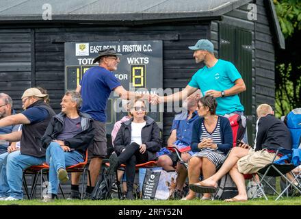 East Dean et Friston Cricket club, East Sussex, Royaume-Uni. 6 août 2023. Famille, amis et joueurs passés et présents se sont réunis pour prendre part à un match commémoratif en souvenir de leur défunt capitaine de club et homme d'affaires local Neil Gamble, décédé subitement en février à l'âge de 46 ans. Un ancien joueur a décrit Neil comme un homme pour qui le bien-être et le soutien des membres du club étaient aussi importants et indissociables de l'éthique du club que le sport lui-même. Neil au-delà d'être un membre respecté de la communauté de cricket croyait en donner aux jeunes la possibilité dans leur vie de trouver direction et fr Banque D'Images