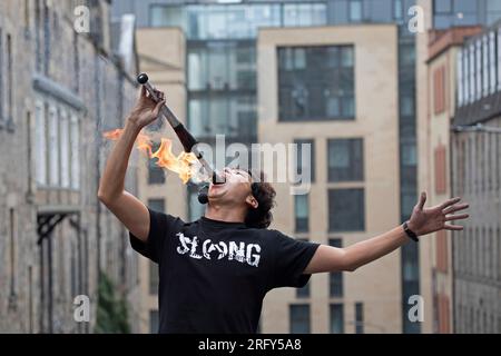 Edinburgh Festival Fringe Street spectacles, Écosse, Royaume-Uni. 6 août 2023. Le High Street Royal Mile, le Tron et le Mound avaient des artistes de rue professionnels qui busaient, certains plus chauds que d'autres avec du feu et des acteurs de spectacles faisant la promotion de leurs performances. Le temps était plus doux avec une température d'environ 21 degrés centigrades une fois que le soleil est apparu, bien qu'il y ait eu une forte averse en fin d'après-midi. Photo : Hachikun avalant du feu sur le terrain de Tron. Crédit : Archwhite/alamy Live News. Banque D'Images
